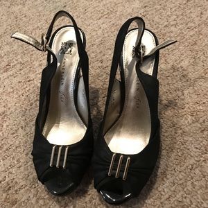 Black heels w gold detail